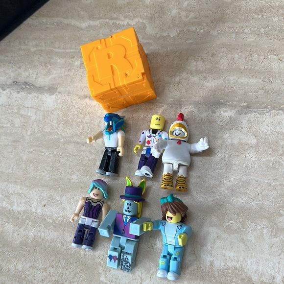 Roblox characters and mystery box grab bag lot of 7 items - Picture 3 of 9